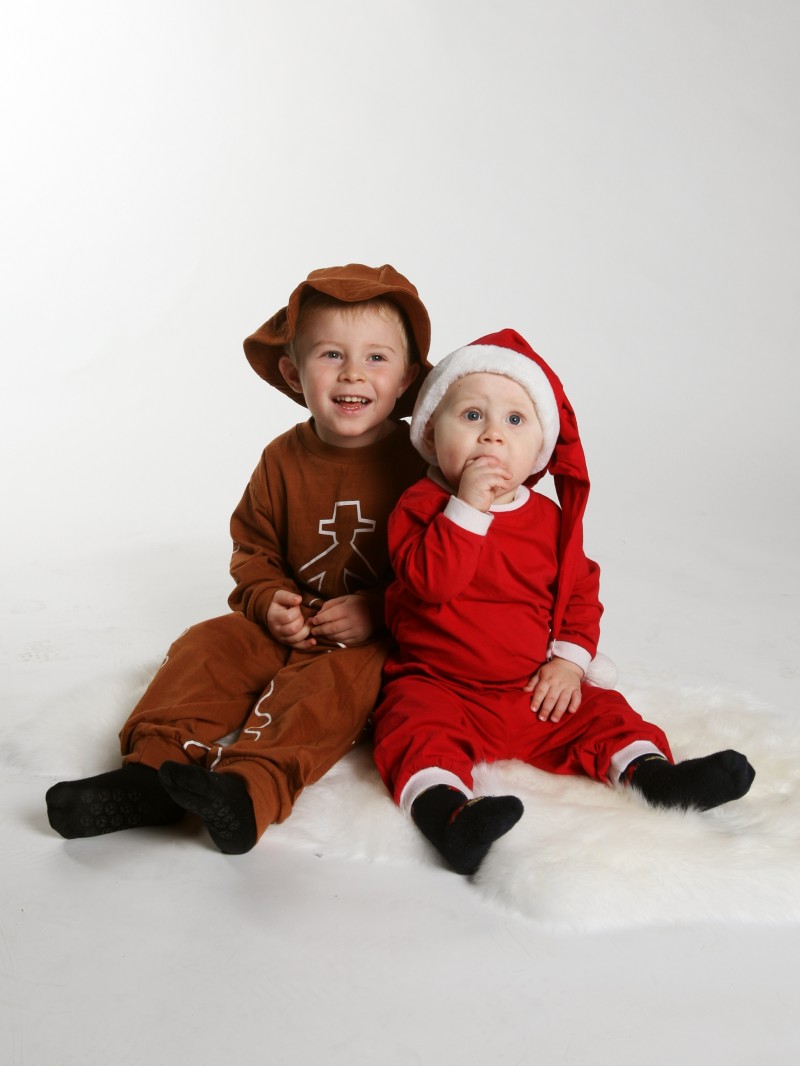 Rasmus, 3 år och Robin Alfredsson, 10 månader, Umeå, vill önska en riktigt god jul till alla de känner.
